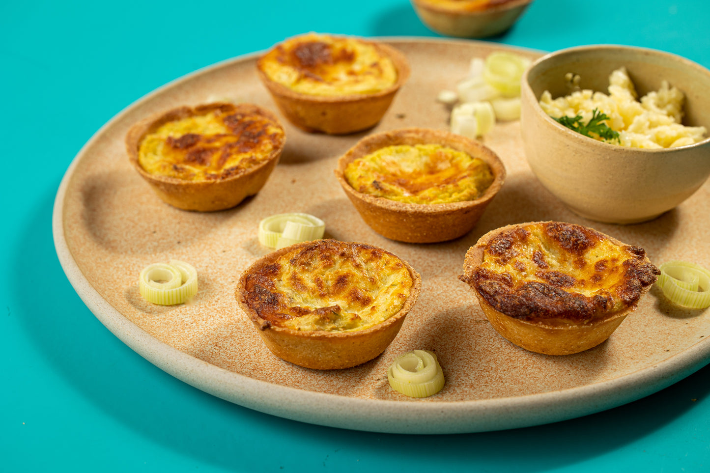 Empadinha de queijo c/ alho poró - 300g | 6 Uni