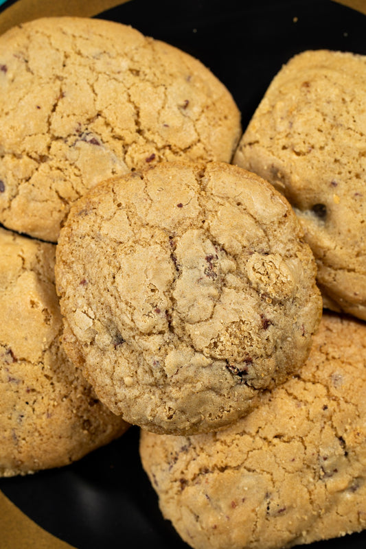 Cookies empilhados, em close, mostrando os pedaços de chocolate