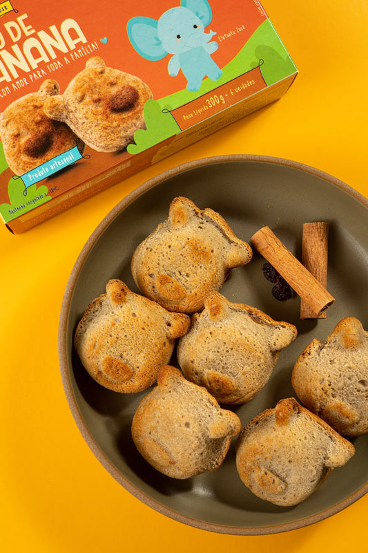 Seis bolinhos de banana em formato de urso numa tigela sobre fundo amarelo