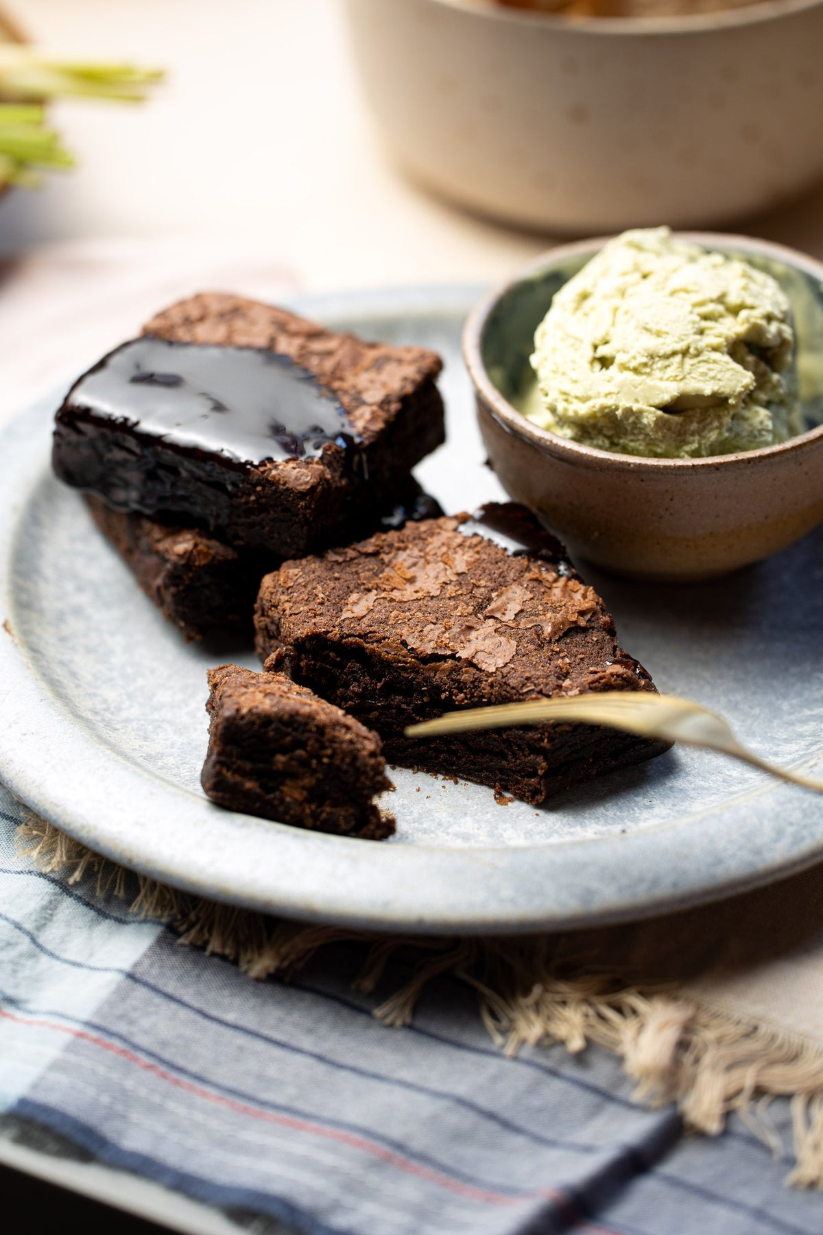 Brownie servido com uma bola de sorvete em prato sobre a mesa