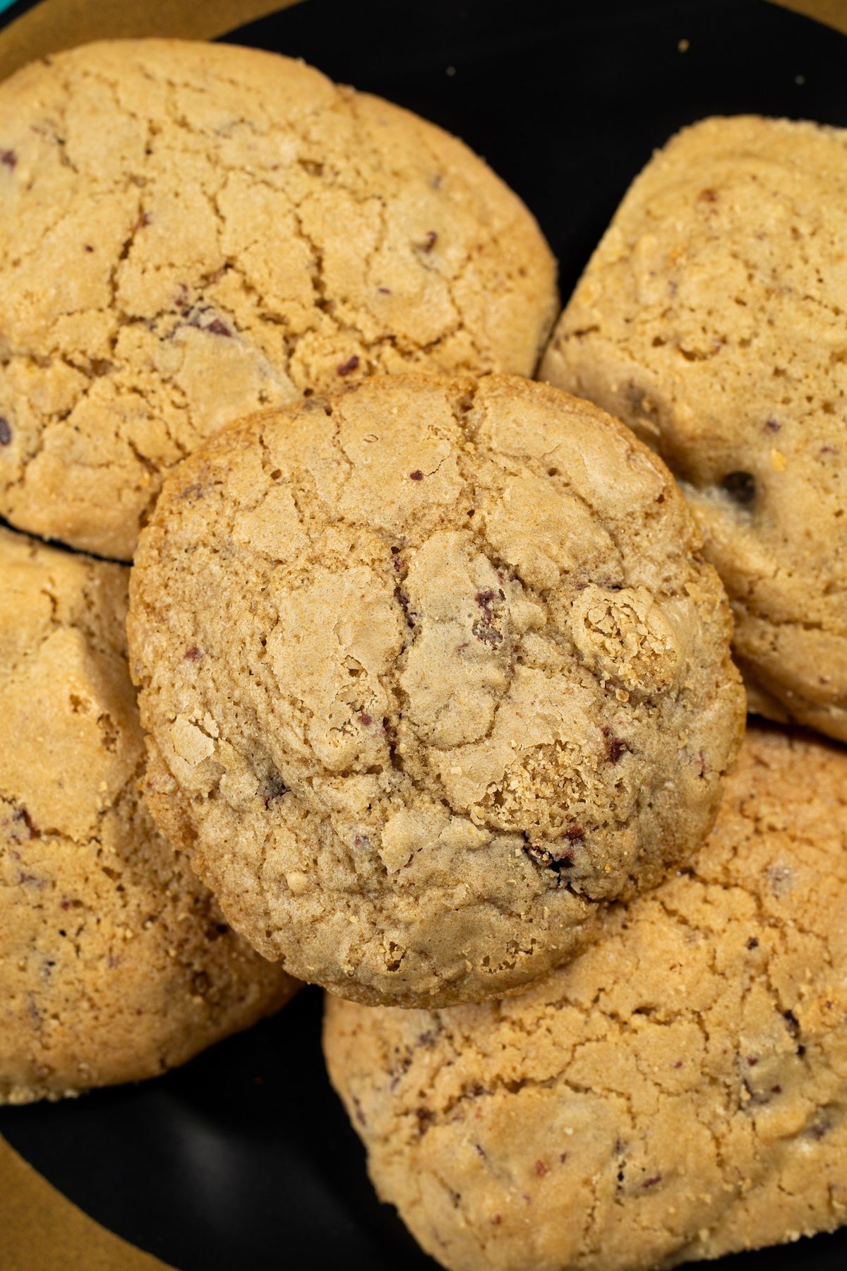 Cookies empilhados, em close, mostrando os pedaços de chocolate