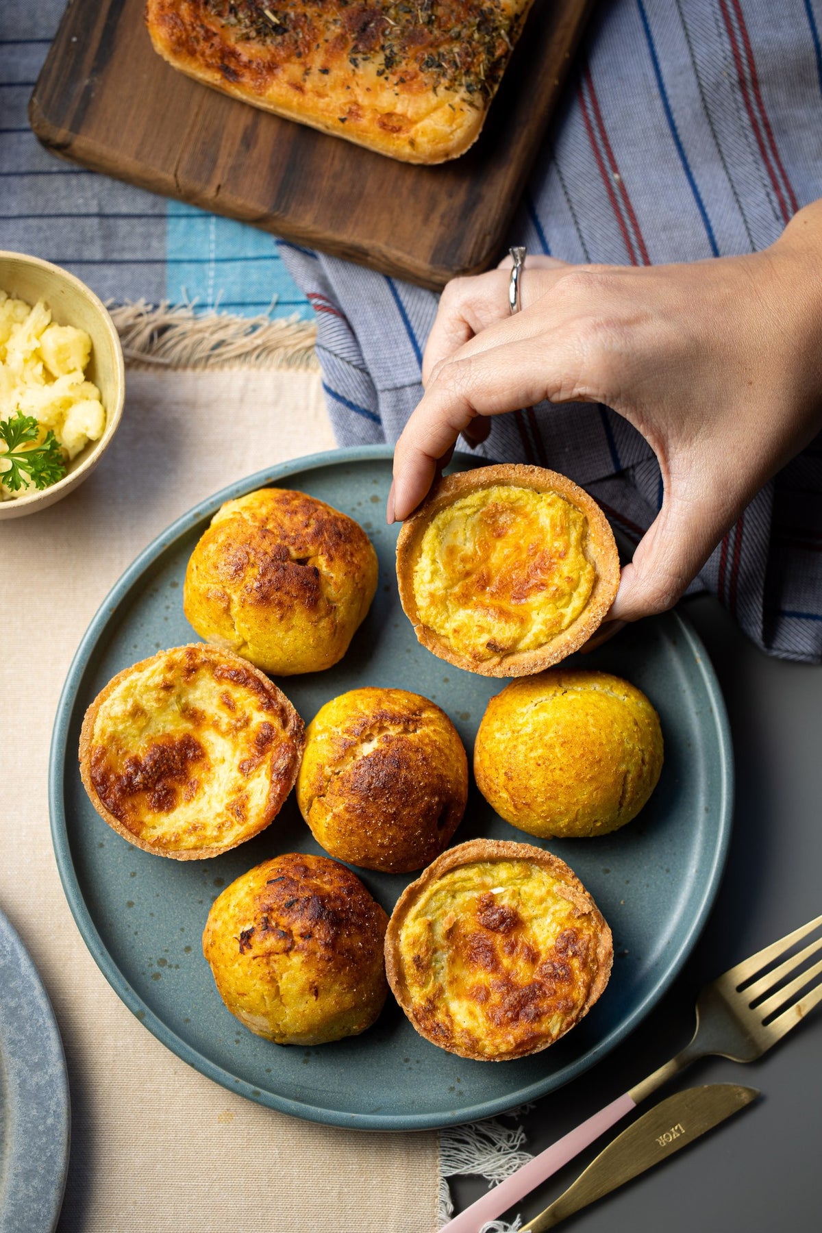 Empadas de queijo com alho-poró em travessa, na mesa de casa