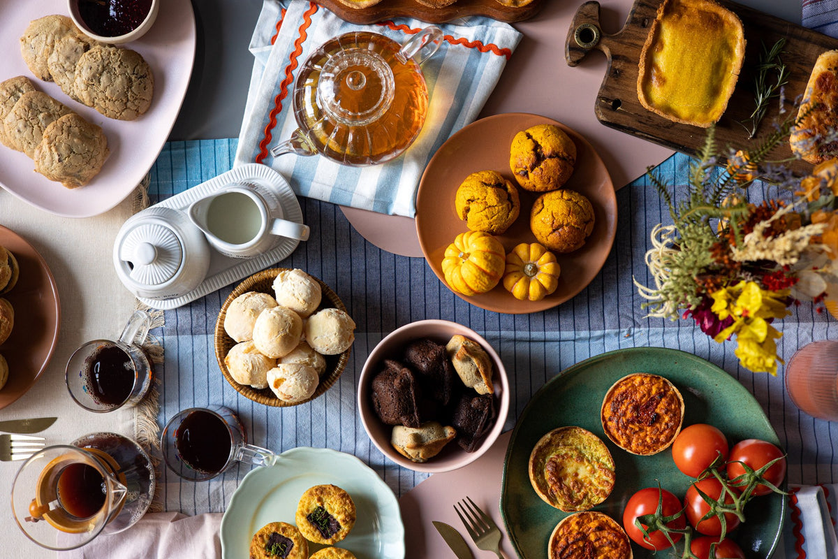 Mesa posta vista de cima com vários produtos Artisan servidos em pratos