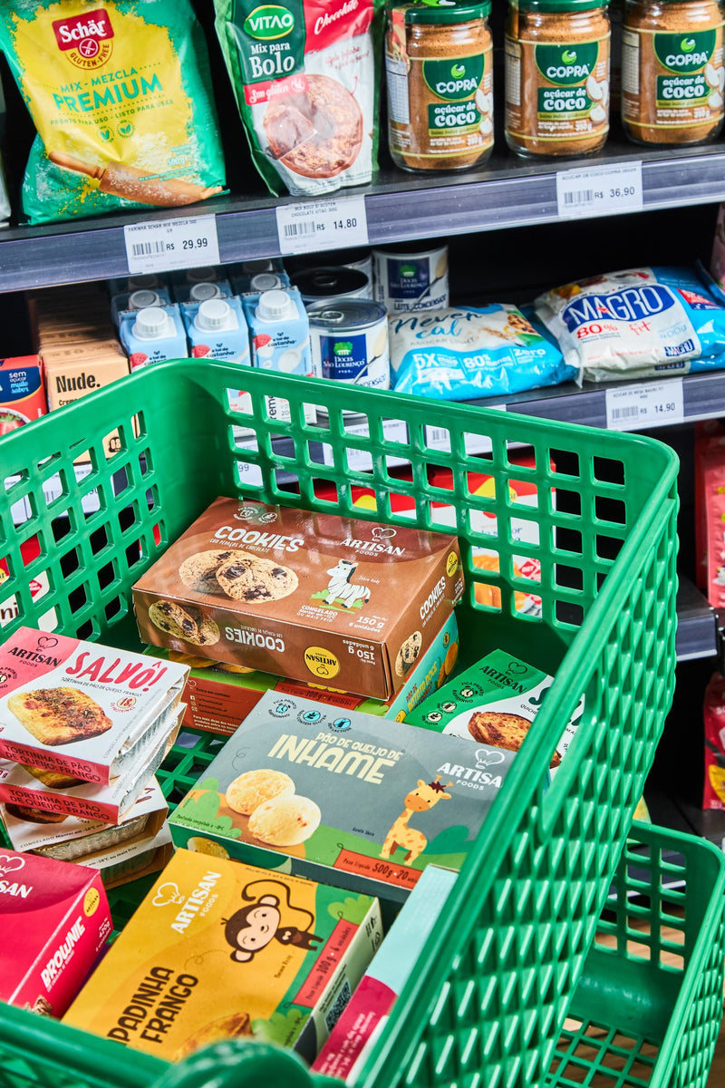 Cesta de compras com vários produtos Artisan dentro de uma loja