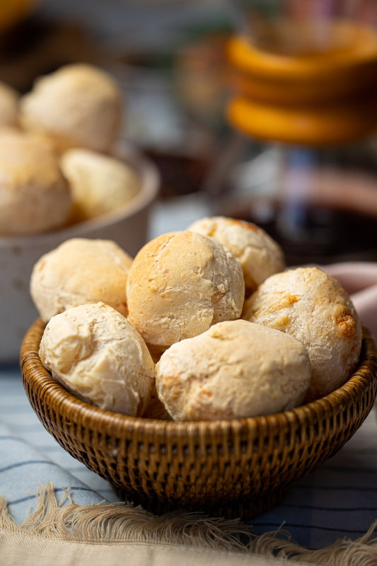 Pães de queijo de inhame assados e dourados numa cesta