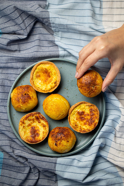 Pãezinhos de batata doce com frango em travessa sobre tecido, na mesa