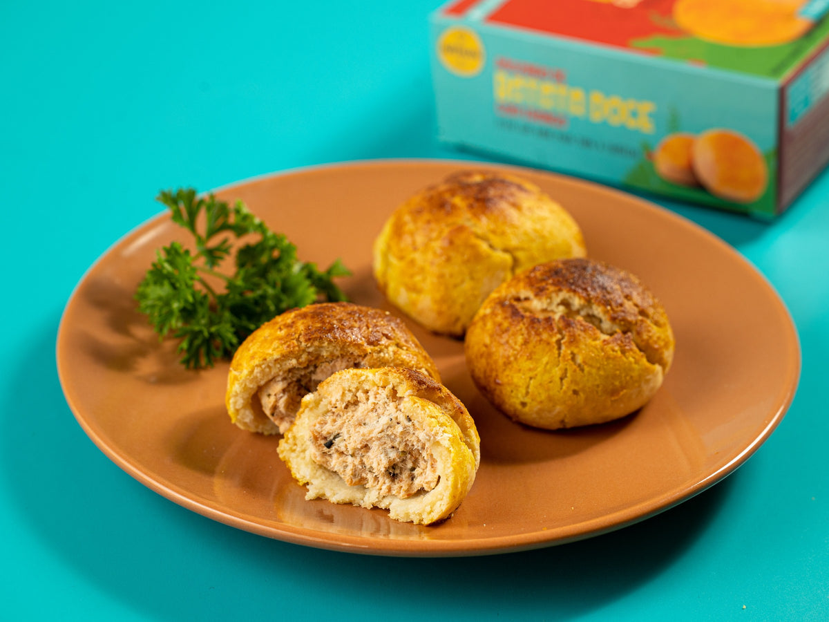 Por dentro: pãozinho de batata doce partido ao meio no prato, com o recheio de frango à mostra