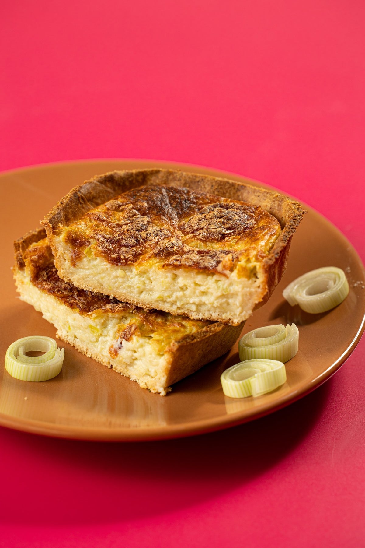Quiche de queijo cortada, em close, mostrando o recheio de alho-poró